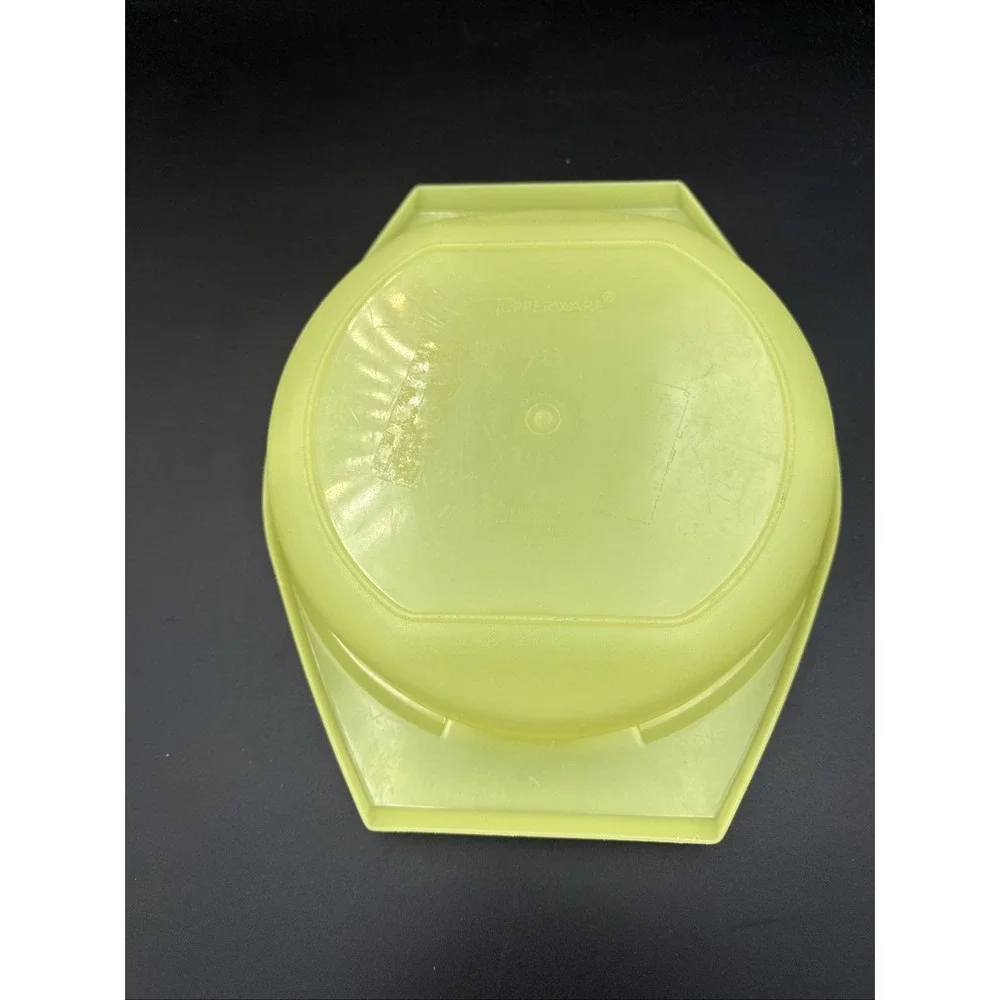 Tupperware Vintage Bowl #786-2 With Seal Lid #230 Yellow
